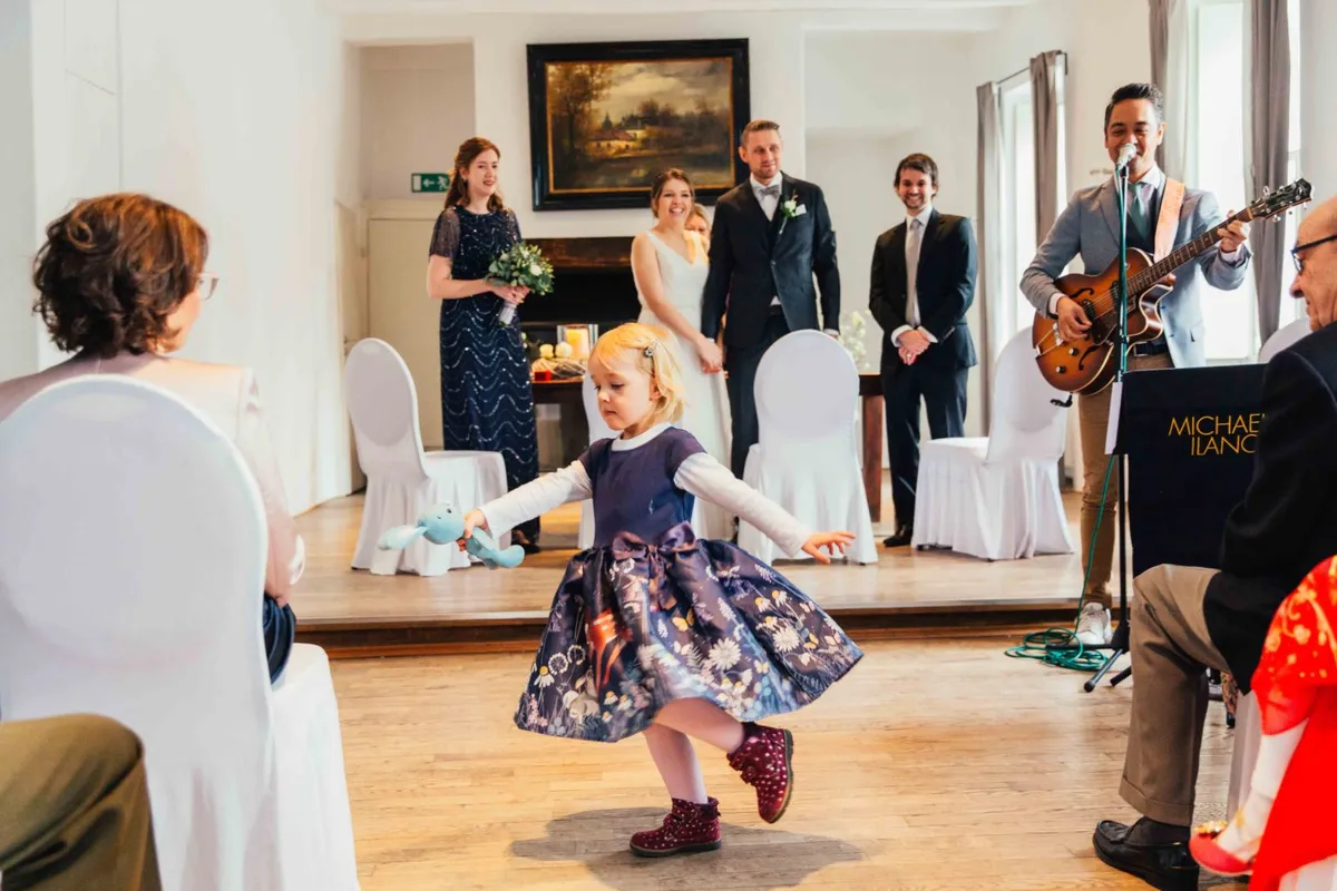 Hochzeitssänger Michael bei der Performance, elegante Musik für den schönsten Tag.